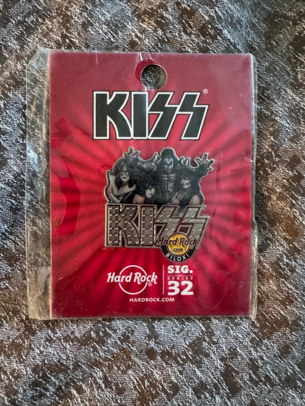 New Sealed KISS Pin Badge Hard Rock Cafe Biloxi Edition Sig Series 32 Rare